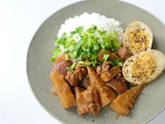 黒胡椒をふんだんに使った筍と豚肉の甘辛煮カンボジア家庭料理